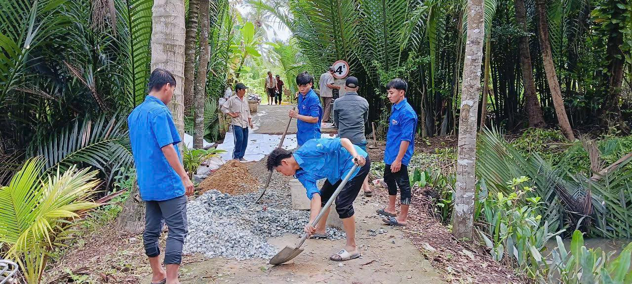 ĐVTN Bến Tre làm đường nông thôn.