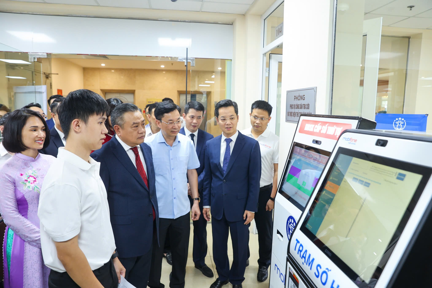 Lãnh đạo UBND thành phố Hà Nội cùng Lãnh đạo Tổng công ty Viễn thông MobiFone kiểm tra hệ thống thông tin giải quyết thủ tục hành chính