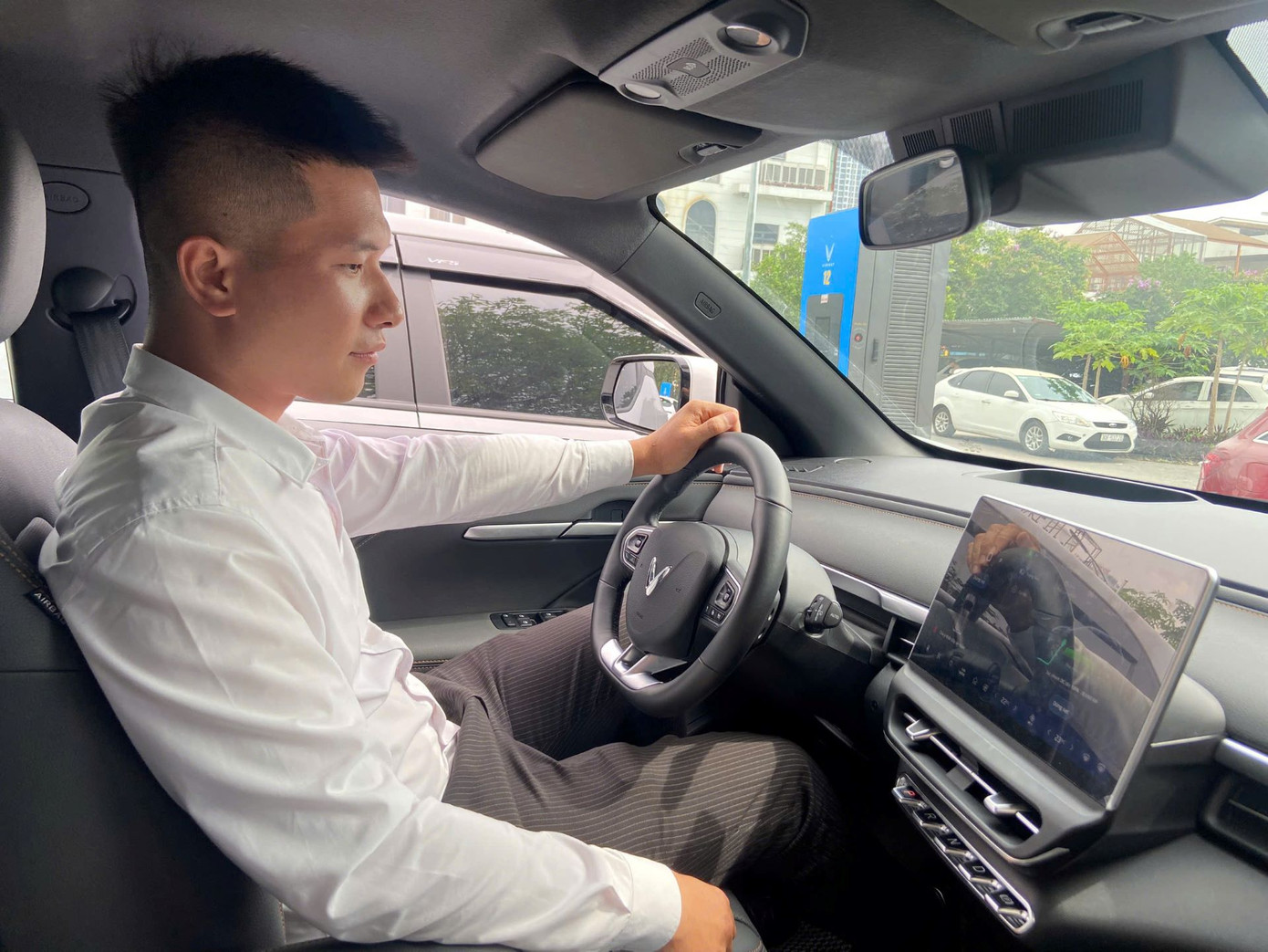 Anh Nguyễn Thanh Tùng (Hà Nội) bày tỏ thích thú với thời gian sạc “như uống trà đá” tại trạm sạc siêu nhanh mới mở