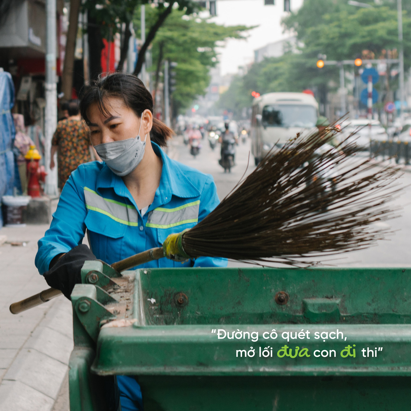 Cô Thắm làm công việc vệ sinh môi trường, cô tâm sự: ”Chúc mấy đứa cố gắng thi cho tốt, ôn thi nhưng cũng đừng để mình vất vả quá, làm bài xong thì nghỉ ngơi. Chỉ cần làm hết sức là vui rồi!” Cô Thắm làm công việc vệ sinh môi trường, cô tâm sự: ”Chúc mấy đứa cố gắng thi cho tốt, ôn thi nhưng cũng đừng để mình vất vả quá, làm bài xong thì nghỉ ngơi. Chỉ cần làm hết sức là vui rồi!”