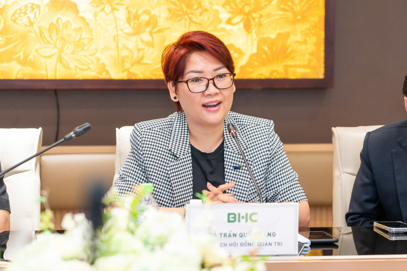 Bà Trần Quế Trang trao đổi về vai trò của nhà phân phối uy tín, tin cậy trong việc giúp những sản phẩm của BHC tới được tay người tiêu dùng.