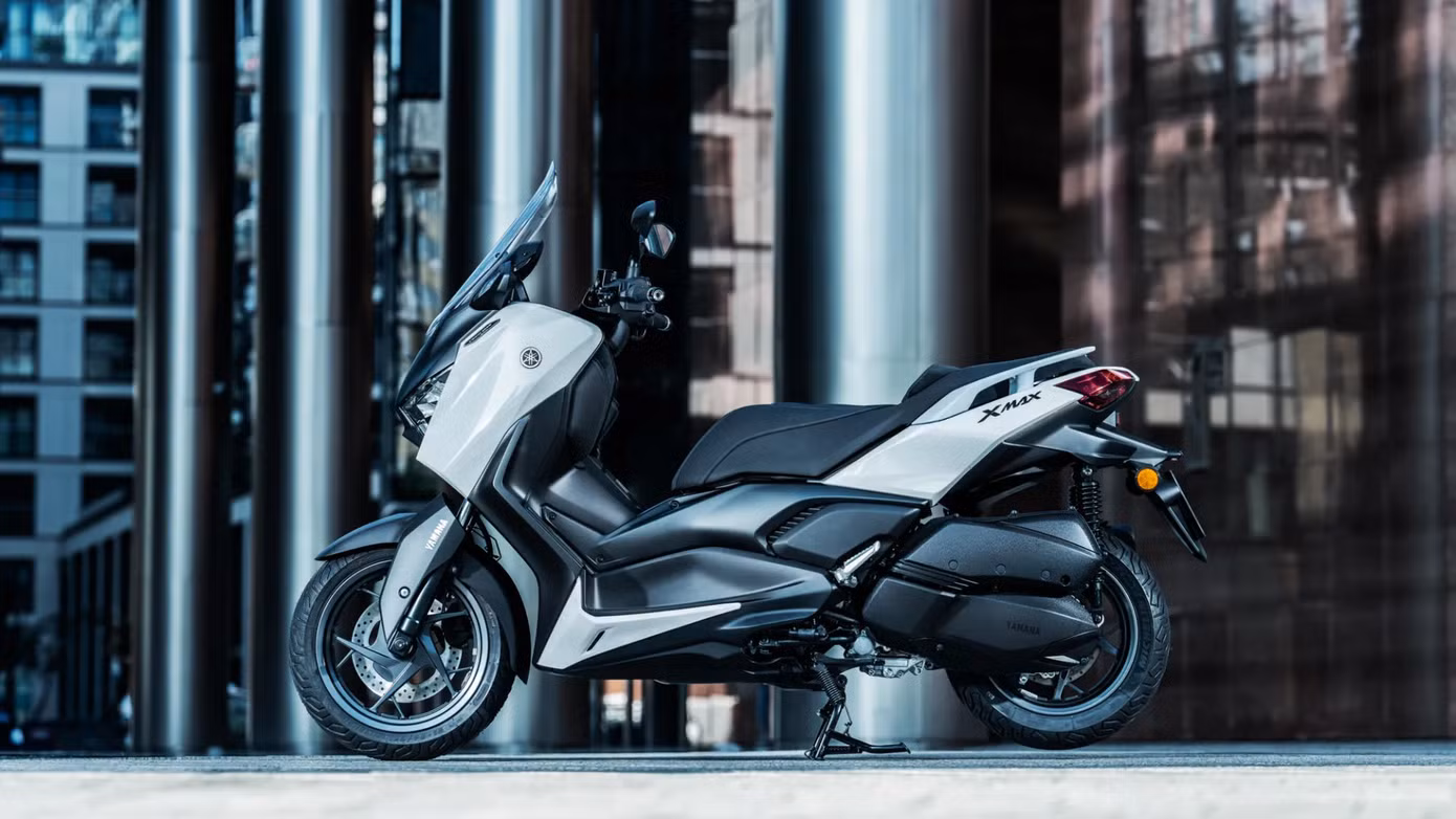 Yamaha XMAX 300 bản nâng cấp mới được bổ sung một cổng sạc USB-C và có thêm tùy chọn màu mới. Yamaha XMAX 300 bản nâng cấp mới được bổ sung một cổng sạc USB-C và có thêm tùy chọn màu mới.
