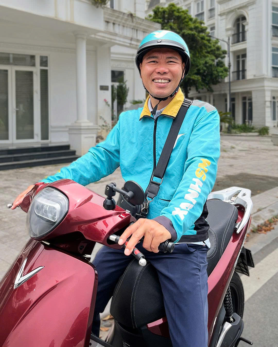 Bác Tài Xanh Nguyễn Văn Đông trúng xe VF 3 sau hơn một năm đồng hành cùng Xanh SM