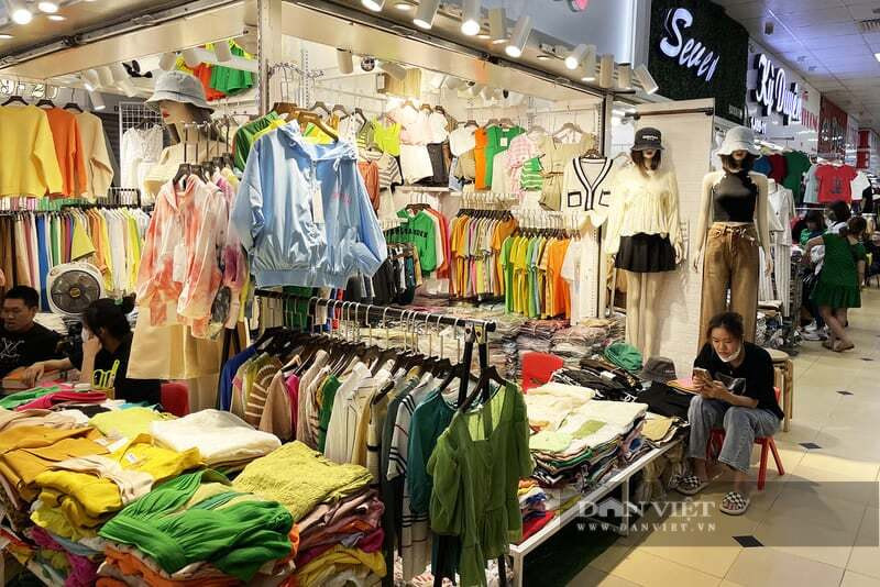 Phần lớn hộ kinh doanh nhỏ ở các chợ TP.HCM được áp dụng thuế khoán. Nay, quy định mới xu hướng xóa thuế khoán, sử dụng hóa đơn điện tử... khiến nhiều hộ kinh doanh gặp nhiều khó khăn, vì chưa rành công nghệ. Ảnh: H.H