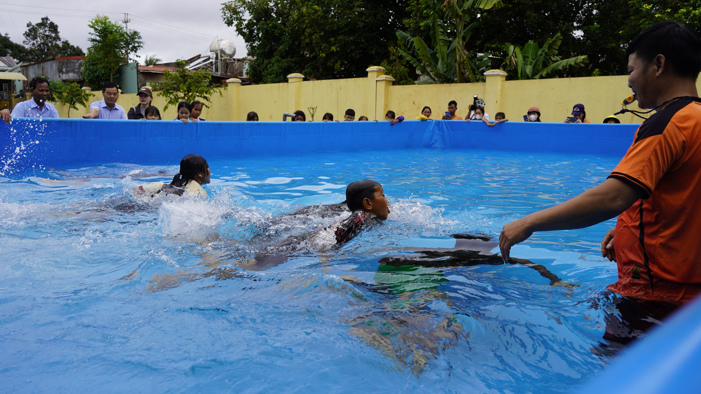 Thầy trò Trường tiểu học, trung học cơ sở Nguyễn Du bên chiếc hồ bơi mới do Quỹ Phát triển Tài năng Việt trao tặng.