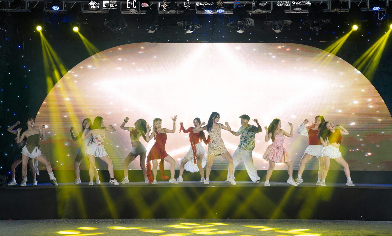 Tiết mục Opening kể lại câu chuyện thường nhật tràn đầy năng lượng trên Trái đất