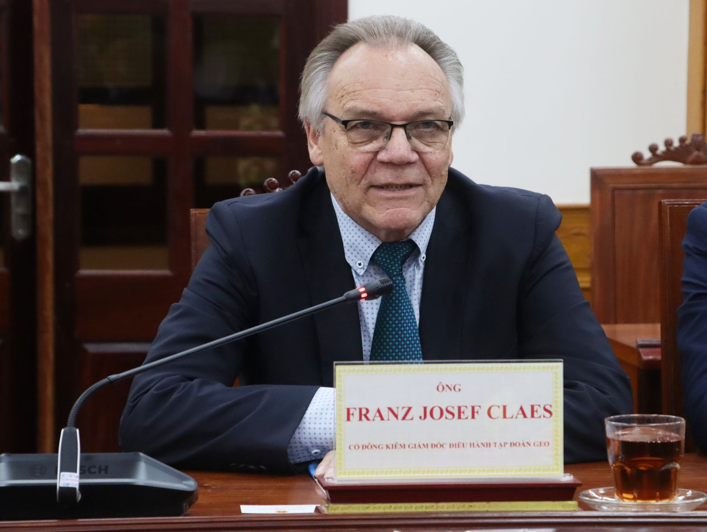 Ông Franz Josef Claes, Chủ tịch Tập đoàn GEO trao đổi tại buổi làm việc.