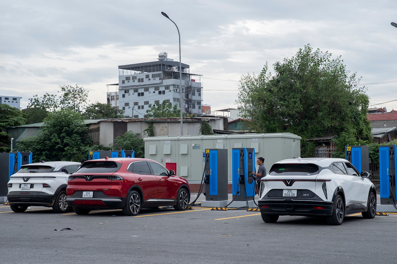 Ghi nhận tại trạm sạc, nhiều chủ xe tỏ ra hài lòng và hào hứng khi V-Green mở thêm trạm sạc mới với nhiều trụ siêu nhanh.