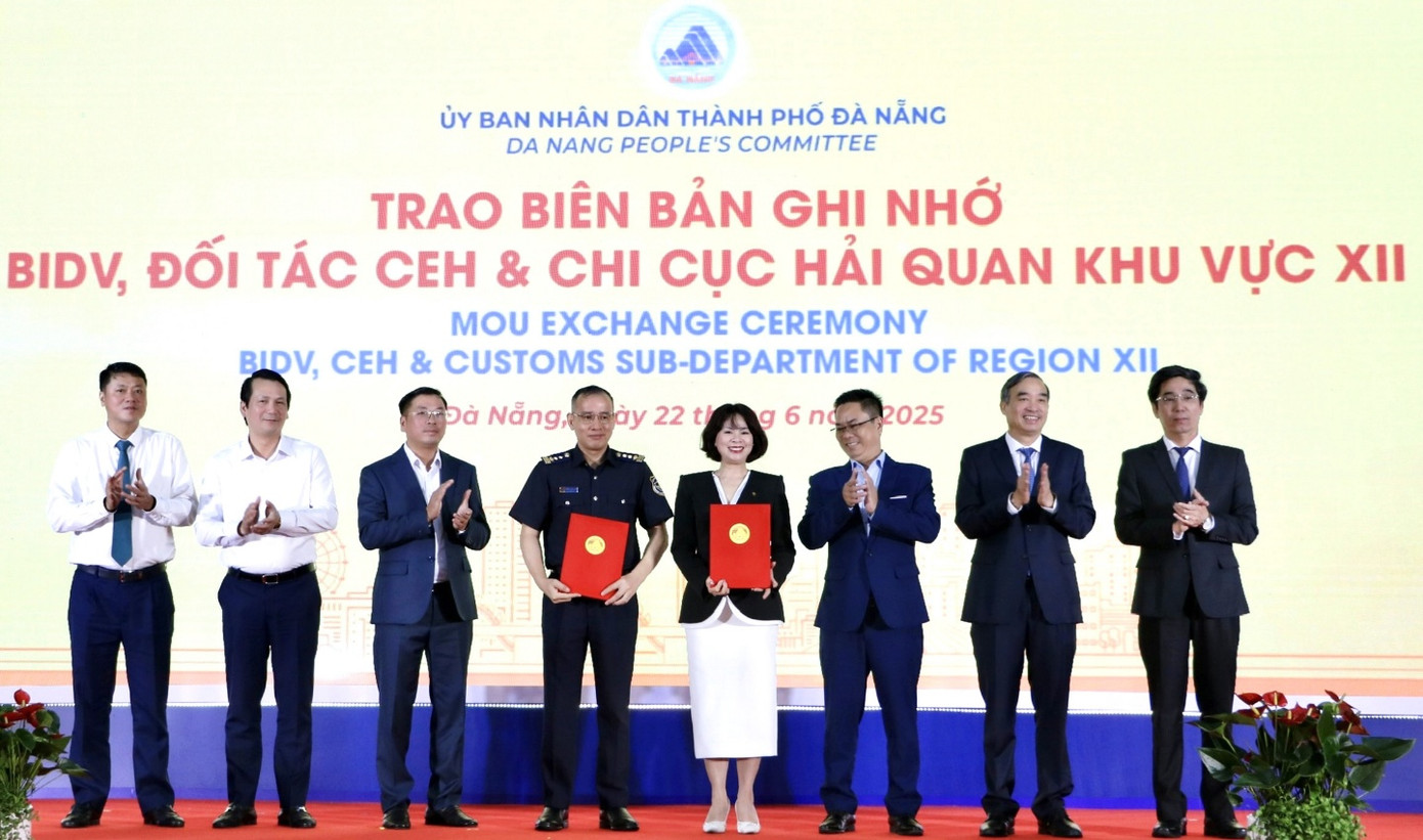 Đại diện BIM và Công ty TNHH Dịch vụ Tin học CEH cùng trao biên bản ghi nhớ hợp tác xây dựng hệ thống giám sát hải quan thông minh với Chi địa Hải quan khu vực 12.