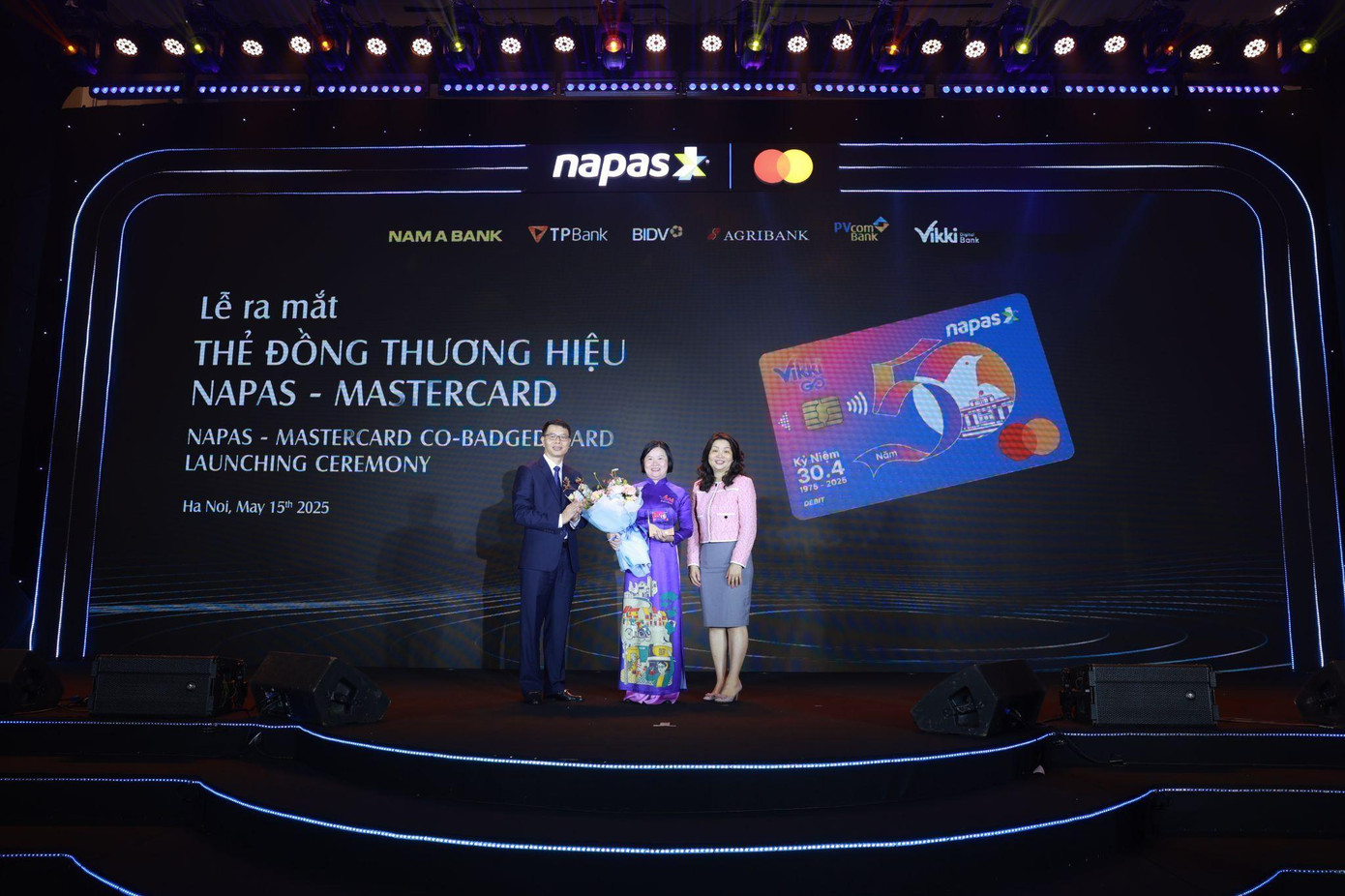 Với chiếc thẻ Thanh toán tích hợp VikkiGO khách hàng có thể nhận ưu đãi song song từ cả hai mạng lưới của NAPAS và Mastercard.