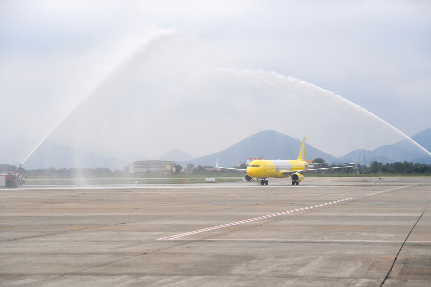 Nghi thức phun vòi rồng (Water salute) chào đón chiếc máy bay đầu tiên do Vietravel Airlines sở hữu Nghi thức phun vòi rồng (Water salute) chào đón chiếc máy bay đầu tiên do Vietravel Airlines sở hữu