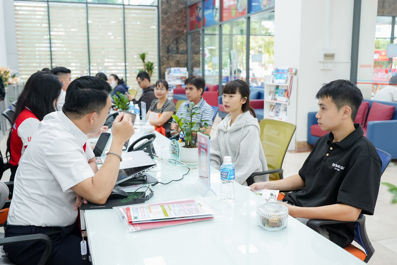 Thí sinh, phụ huynh tham gia đăng ký xét học bạ vào UEF năm 2025 Thí sinh, phụ huynh tham gia đăng ký xét học bạ vào UEF năm 2025