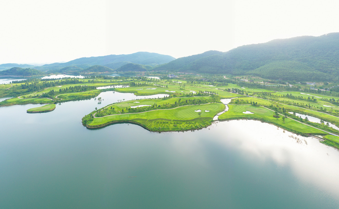 Sân Golf Thanh Lanh 18 hố tiêu chuẩn quốc tế với tổng chiều dài hơn 7.000 yards Sân Golf Thanh Lanh 18 hố tiêu chuẩn quốc tế với tổng chiều dài hơn 7.000 yards