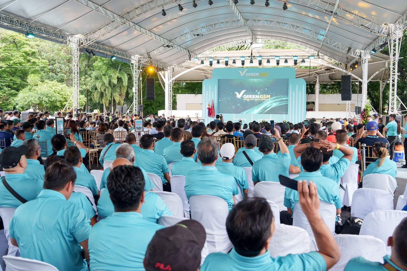 Đông đảo khách mời và tài xế tham dự buổi lễ khai trương