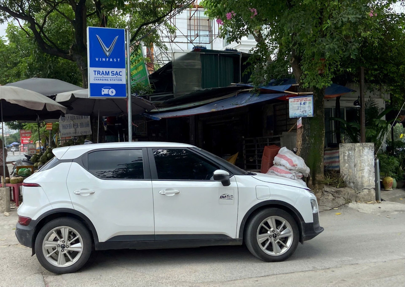 Ghi nhận cho thấy lượng xe ra vào tại trạm luôn ổn định trong nhiều khung giờ. Theo chia sẻ của chủ đầu tư, trạm 131 Nguyễn Phong Sắc hiện đạt hiệu suất 70%. Nhiều chủ xe đã trở thành khách quen của trạm.