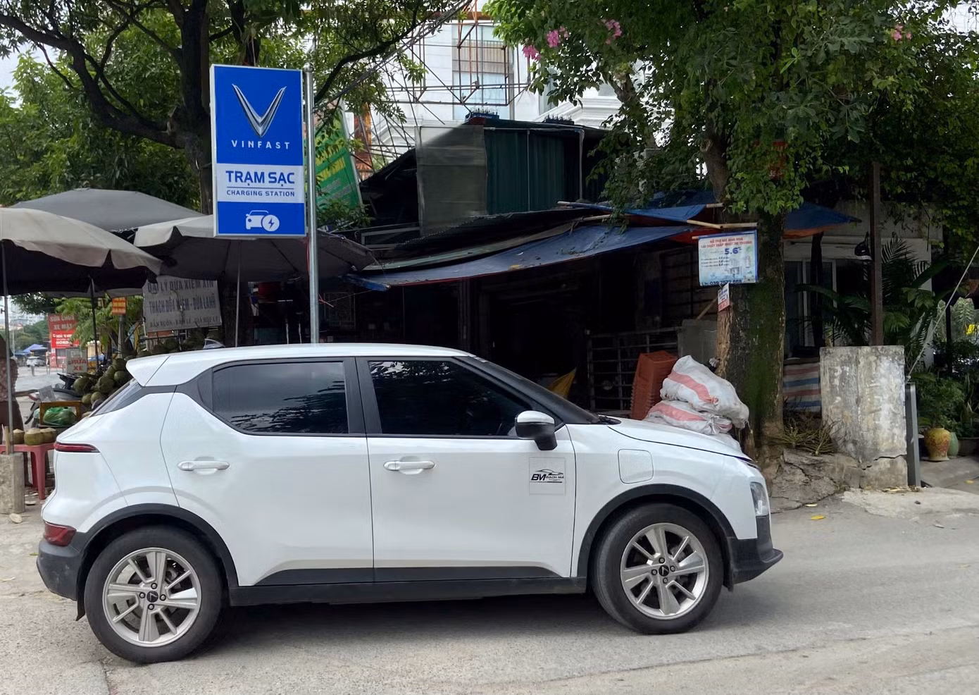 Ghi nhận cho thấy lượng xe ra vào tại trạm luôn ổn định trong nhiều khung giờ. Theo chia sẻ của chủ đầu tư, trạm 131 Nguyễn Phong Sắc hiện đạt hiệu suất 70%. Nhiều chủ xe đã trở thành khách quen của trạm.