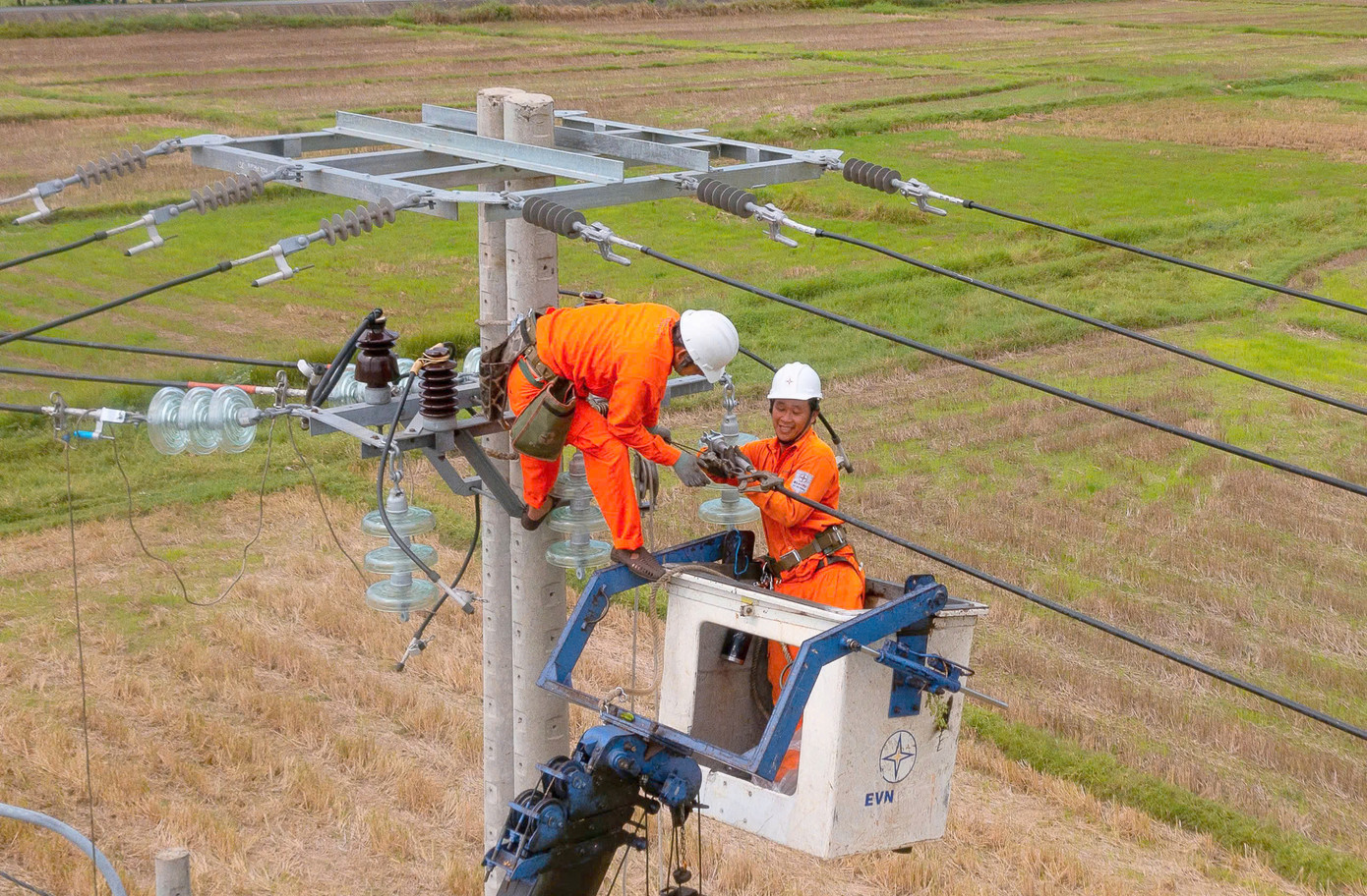 EVNCPC tăng cường kiểm tra định kỳ đường dây, trạm biến áp EVNCPC tăng cường kiểm tra định kỳ đường dây, trạm biến áp