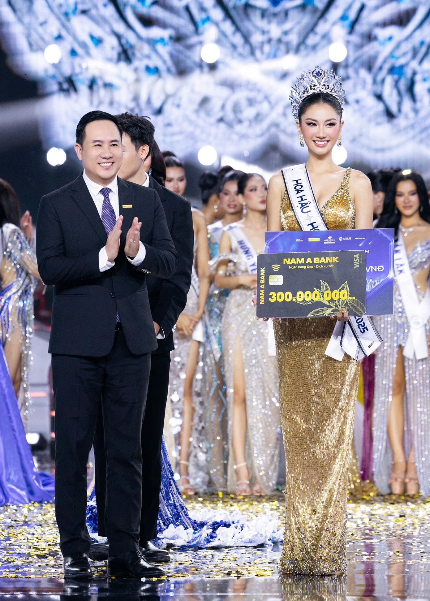 Đại diện Nam A Bank, ông Hà Huy Cường – Phó Tổng giám đốc trao giải cho tân Hoa hậu Hoàn vũ Việt Nam 2025. Đại diện Nam A Bank, ông Hà Huy Cường – Phó Tổng giám đốc trao giải cho tân Hoa hậu Hoàn vũ Việt Nam 2025.