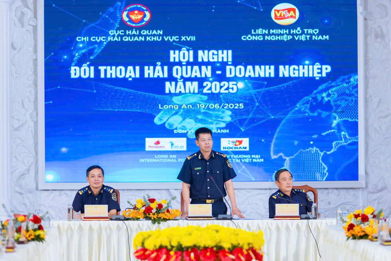 Ông Nguyễn Trung Hải - Chi cục trưởng Hải quan Khu vực XVII giải đáp thắc mắc của các doanh nghiệp