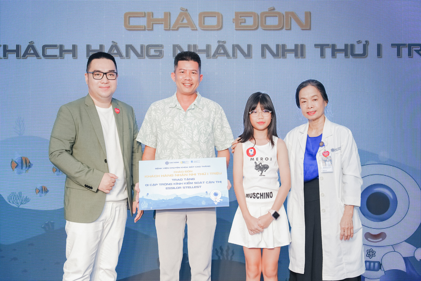 Đại diện Bệnh viện chào đón khách hàng nhãn nhi thứ 1 triệu – Nguồn: DNCC