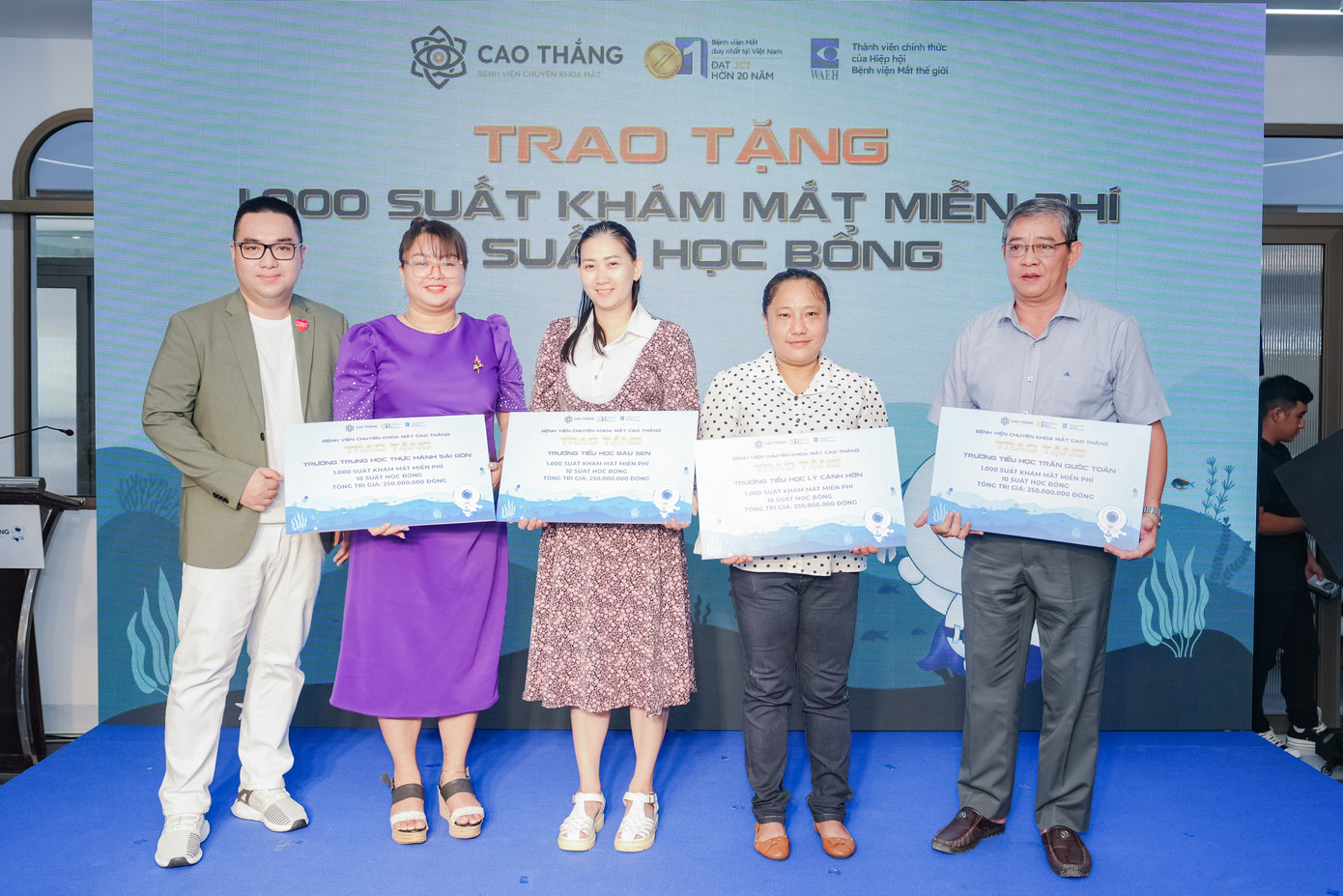 Đại diện Bệnh viện trao tặng gói chăm sóc mắt đồng hành cùng các trường học trên địa bàn – Nguồn: DNCC