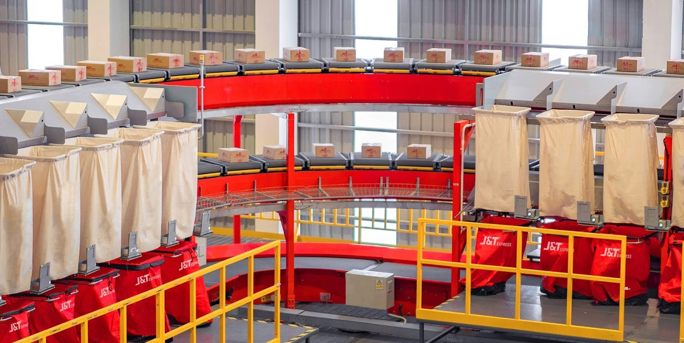 Hình ảnh túi tái sinh với chất liệu bền bỉ, thân thiện với môi trường được sử dụng tại Trung tâm trung chuyển của doanh nghiệp chuyển phát nhanh