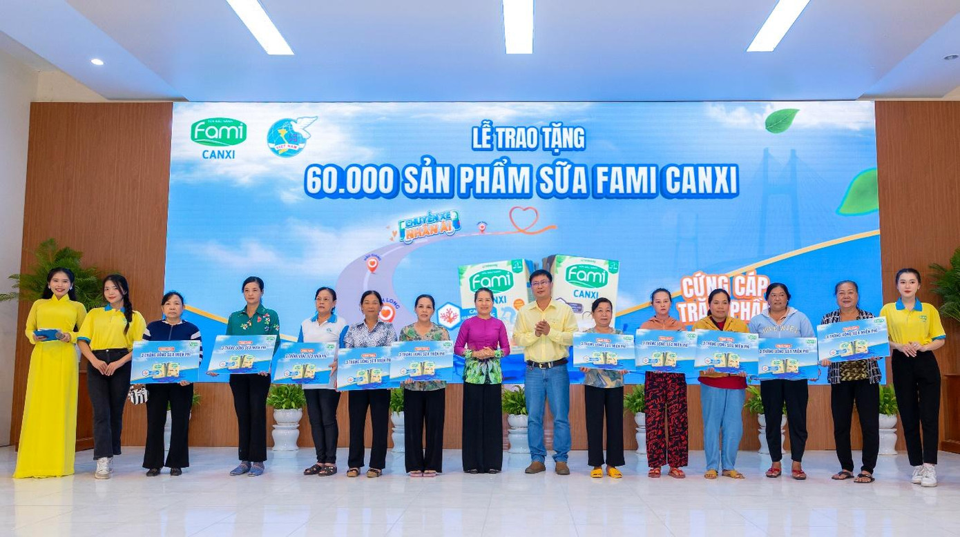 Món quà dinh dưỡng được trao tận tay người dân, mang theo sự sẻ chia và xa hơn là ước mong vun đắp sự cứng cáp, đồng thời giúp bà con hiểu hơn tầm quan trọng của dinh dưỡng lành mạnh. Món quà dinh dưỡng được trao tận tay người dân, mang theo sự sẻ chia và xa hơn là ước mong vun đắp sự cứng cáp, đồng thời giúp bà con hiểu hơn tầm quan trọng của dinh dưỡng lành mạnh.