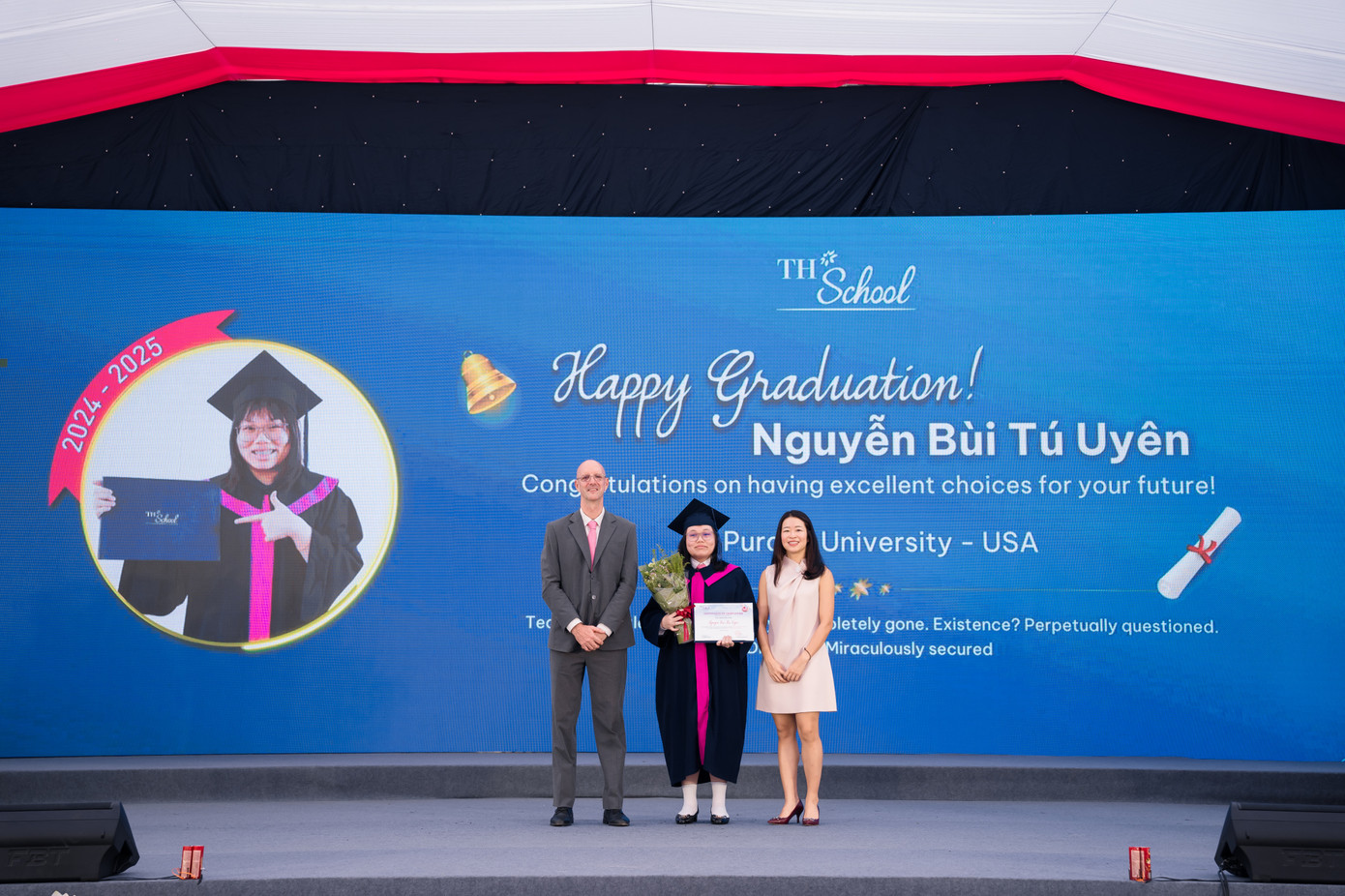 Em Nguyễn Bùi Tú Uyên nhận hoa và chứng chỉ tốt nghiệp