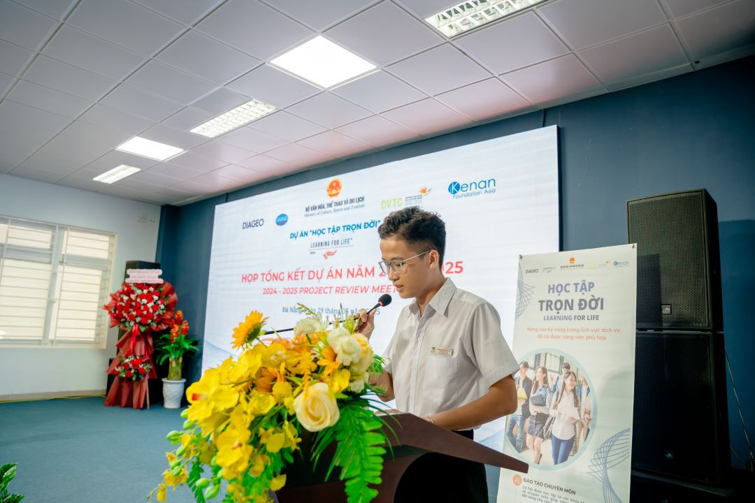 Hà Nguyễn Hoàng Ân, sinh viên năm 2 ngành Quản trị Khách sạn tại Trường Cao đẳng Du lịch Đà Nẵng, chia sẻ trong buổi lễ tổng kết chương trình huấn luyện.