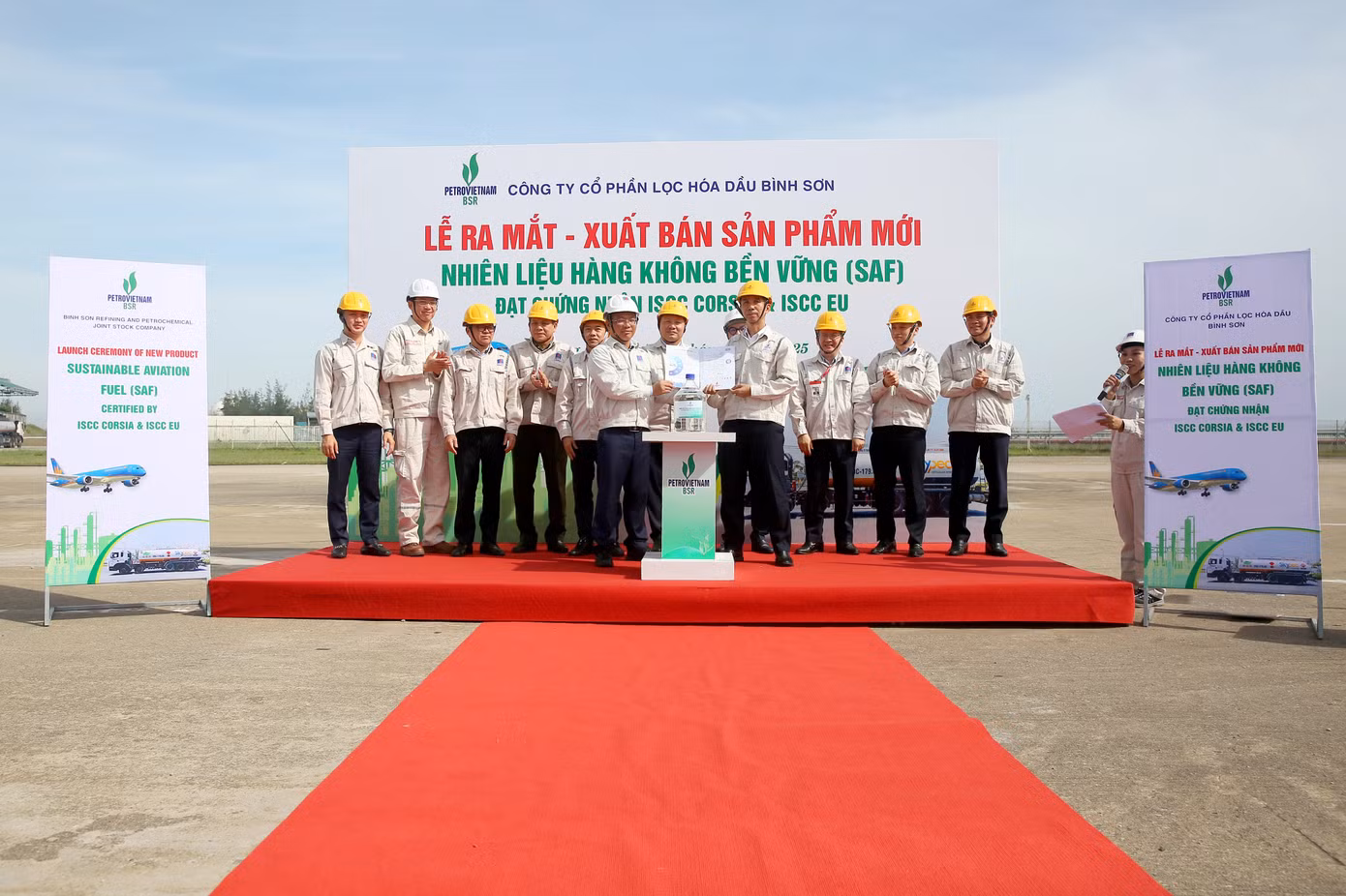Đại diện Nhà máy Lọc dầu Dung Quất trao sản phẩm SAF cho Công ty Skypec, đánh dấu sự hình thành chuỗi cung ứng SAF đầu tiên tại Việt Nam. Đại diện Nhà máy Lọc dầu Dung Quất trao sản phẩm SAF cho Công ty Skypec, đánh dấu sự hình thành chuỗi cung ứng SAF đầu tiên tại Việt Nam.