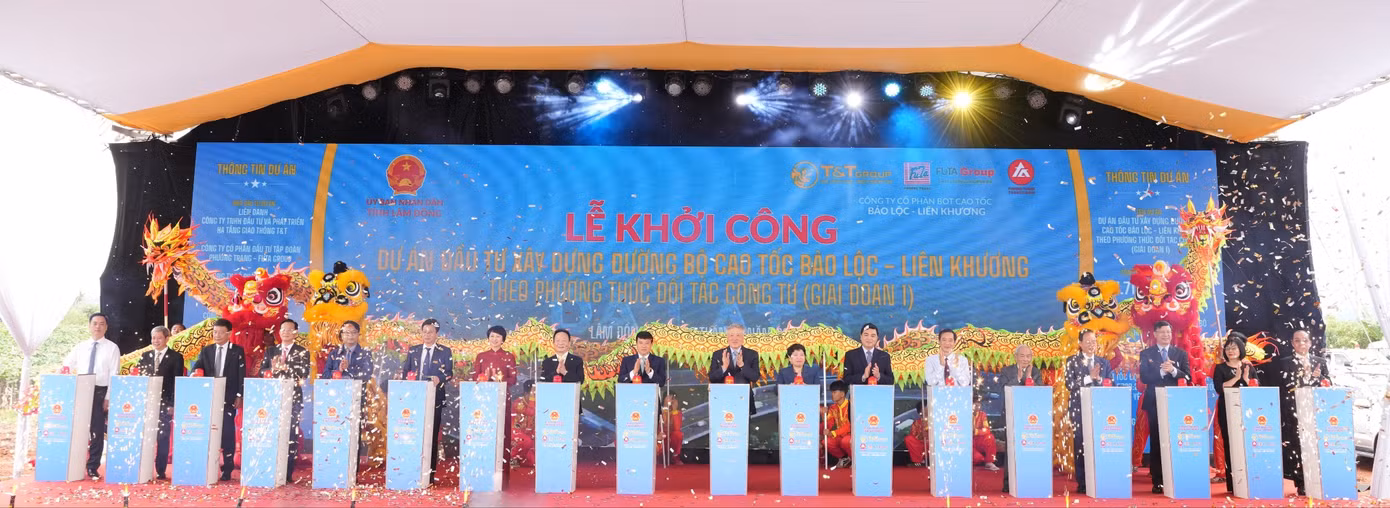 Phó Thủ tướng Thường trực Nguyễn Hoà Bình và các đại biểu thực hiện nghi thức khởi công dự án đầu tư xây dựng cao tốc Bảo Lộc – Liên Khương