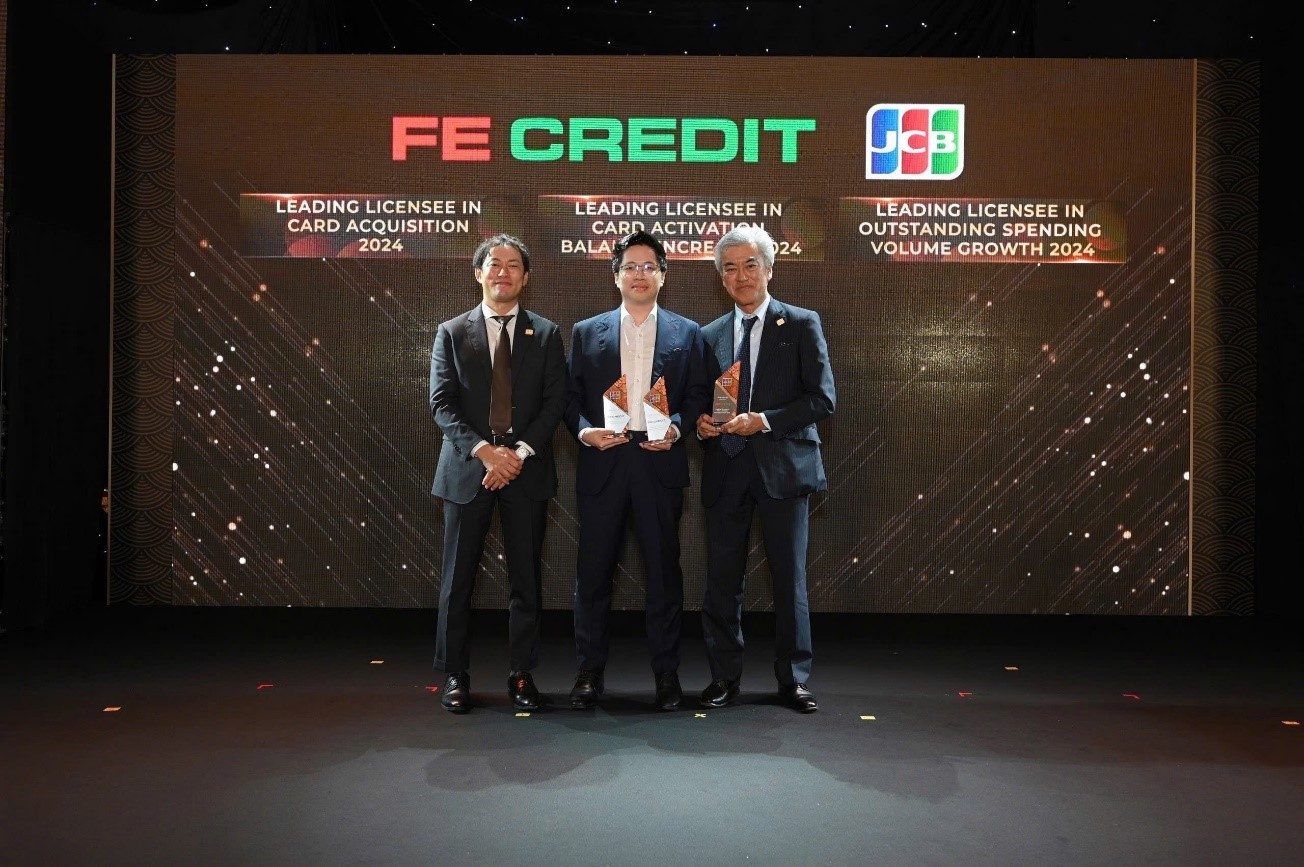 Đại diện FE CREDIT nhận 3 giải thưởng từ JCB. Ảnh: FE CREDIT. Đại diện FE CREDIT nhận 3 giải thưởng từ JCB. Ảnh: FE CREDIT.