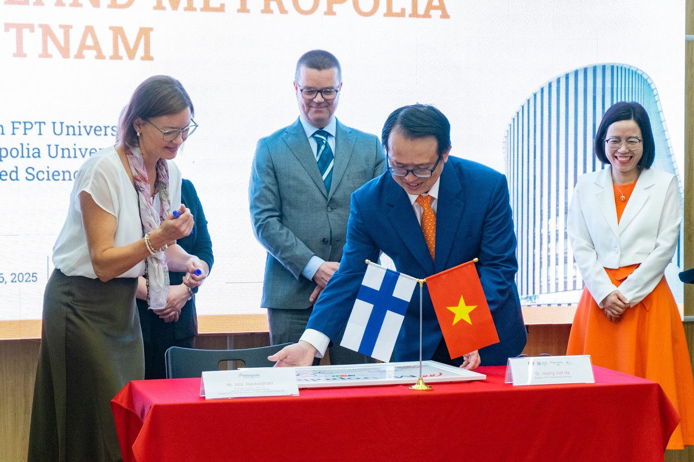 Bà Maija Seppälä – Đại biện lâm thời, Tham tán Đại sứ quán Phần Lan tại Việt Nam (ngoài cùng bên trái) đánh giá Finland Metropolia Vietnam là hình mẫu tiêu biểu cho hợp tác giáo dục quốc tế giữa Phần Lan và Việt Nam, đồng thời khẳng định mô hình này giúp sinh viên kết hợp hiệu quả giữa kiến thức học thuật và trải nghiệm thực tiễn.