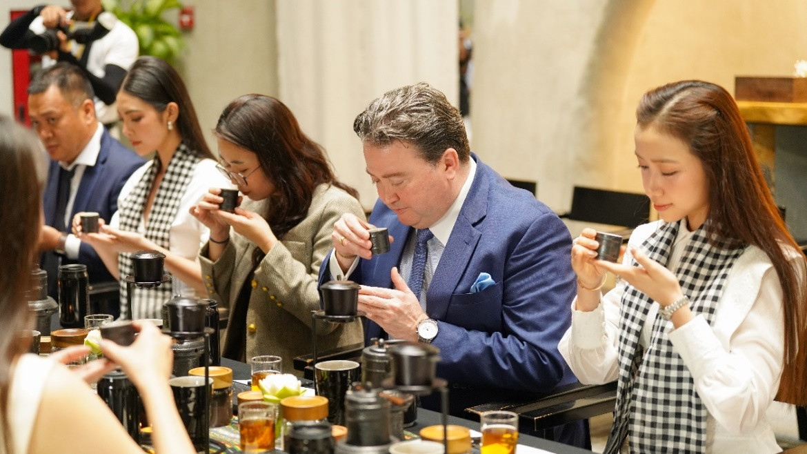 Đại sứ Mỹ tại Việt Nam Marc Evans Knapper trải nghiệm Thiền cà phê tại Bảo tàng Thế giới Cà phê và nhận định đây là “trải nghiệm sâu sắc, chưa từng có”.