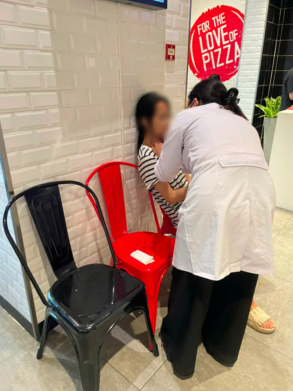 Bác sĩ của Trung tâm Tiêm chủng Long Châu Xa La hỗ trợ sơ cứu kịp thời cho bé gái gặp sự cố