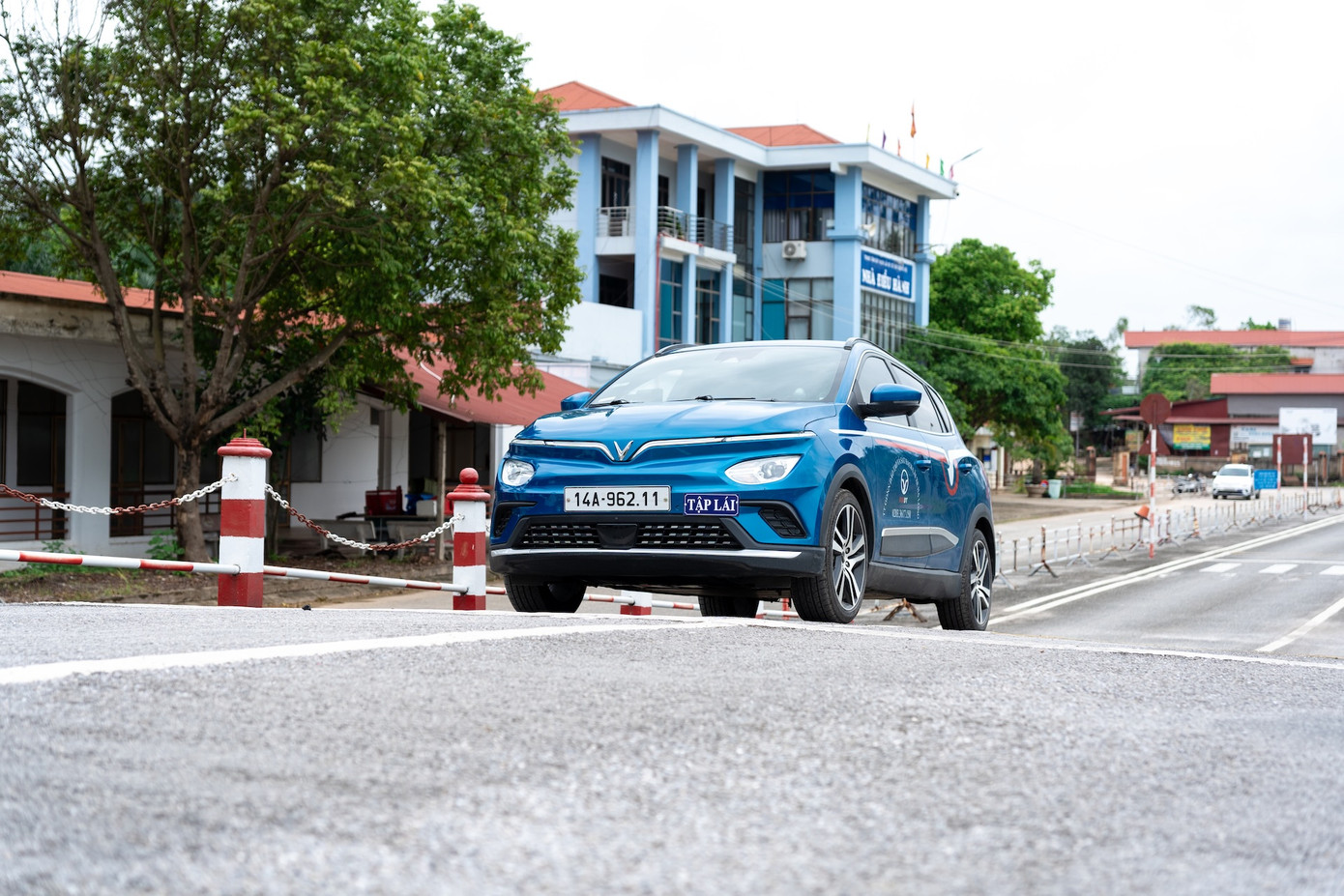 VinDT sử dụng xe điện VinFast hiện đại, chất lượng cao.