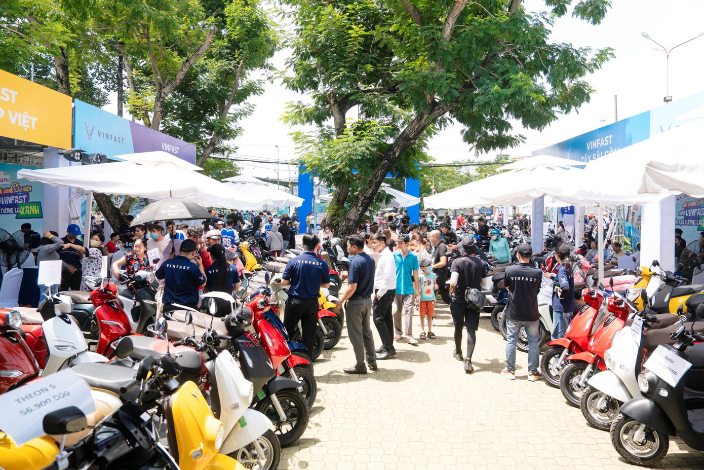 Nhiều khách hàng tại TP.HCM đến sự kiện “Đổi xăng lấy điện - Cùng VinFast kiến tạo tương lai xanh” để được trực tiếp cầm lái những mẫu xe máy VinFast mới nhất. Nhiều khách hàng tại TP.HCM đến sự kiện “Đổi xăng lấy điện - Cùng VinFast kiến tạo tương lai xanh” để được trực tiếp cầm lái những mẫu xe máy VinFast mới nhất.