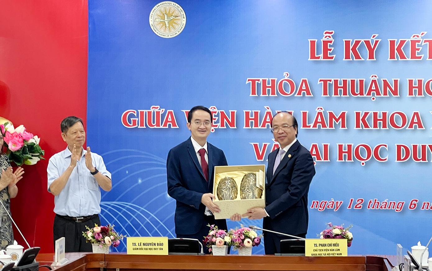 TS. Phan Chí Hiếu - Chủ tịch Viện Hàn lâm Khoa học Xã hội Việt Nam và TS. Lê Nguyên Bảo - Giám đốc ĐH Duy Tân ký kết hợp tác