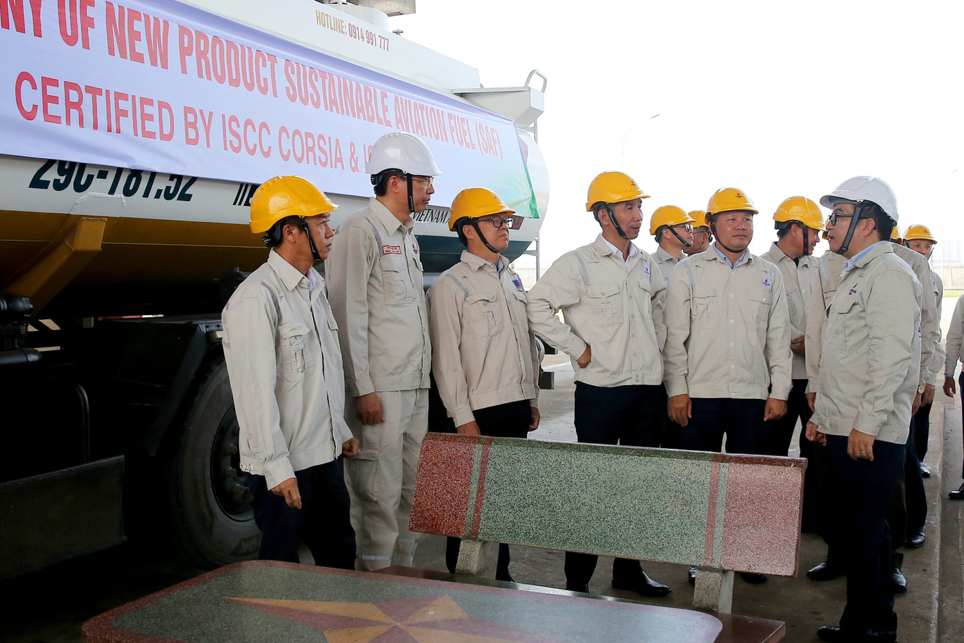 Lãnh đạo BSR và các đơn vị liên quan tham quan khu vực xuất bán sản phẩm tại Nhà máy Lọc dầu Dung Quất. Lãnh đạo BSR và các đơn vị liên quan tham quan khu vực xuất bán sản phẩm tại Nhà máy Lọc dầu Dung Quất.