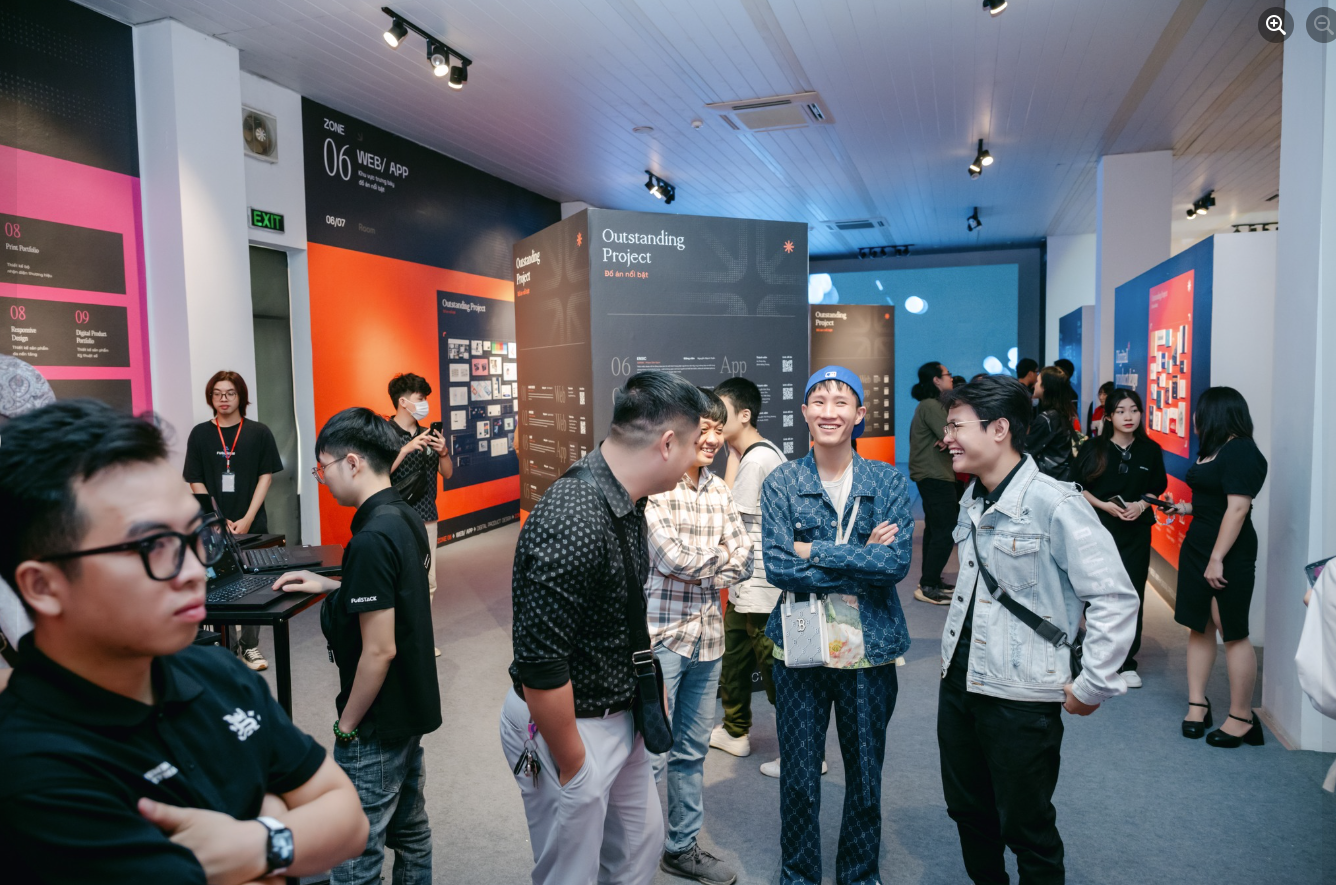 Cựu học viên và Giảng viên hào hứng gặp nhau