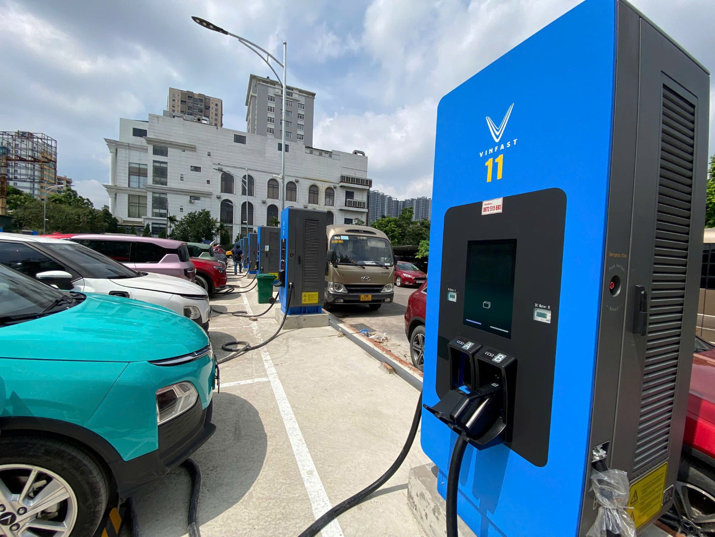 Việc một trạm sạc siêu nhanh 24/7 có mặt tại khu vực đông dân cư, trên tuyến đường chính như Nguyễn Phong Sắc giúp người dùng dễ dàng hơn rất nhiều khi có nhu cầu sạc xe.