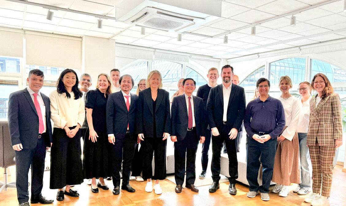 Bí thư Tỉnh ủy Bình Định Hồ Quốc Dũng tại buổi làm với bà Susanna Campbell - Chủ tịch Tập đoàn Syre và lãnh đạo Công ty Syre tại trụ sở công ty này.