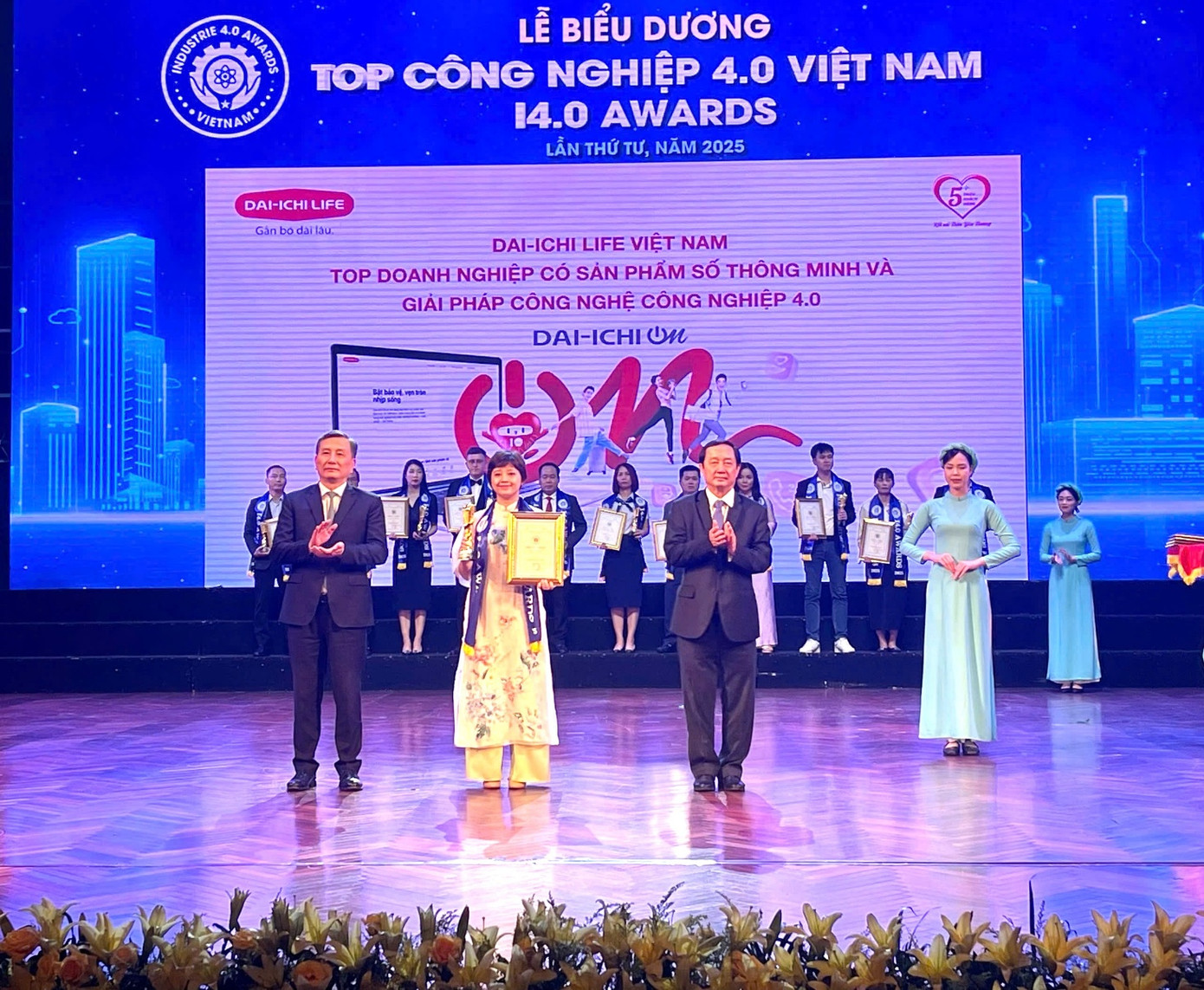 Bà Nguyễn Thị Thanh Nhã – Phó Tổng giám đốc Tài chính, Dai-ichi Life Việt Nam nhận giải thưởng