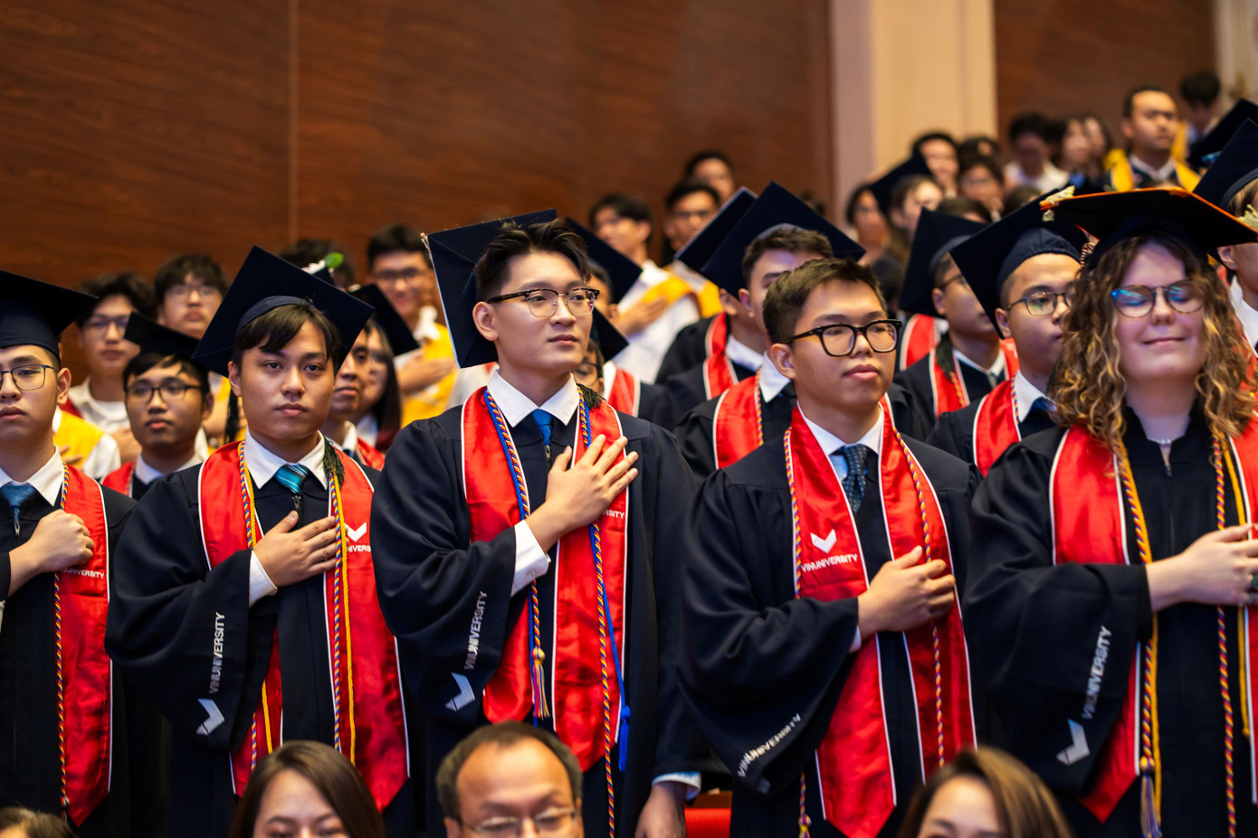 Các tân khoa đọc lời tuyên thệ tại buổi lễ