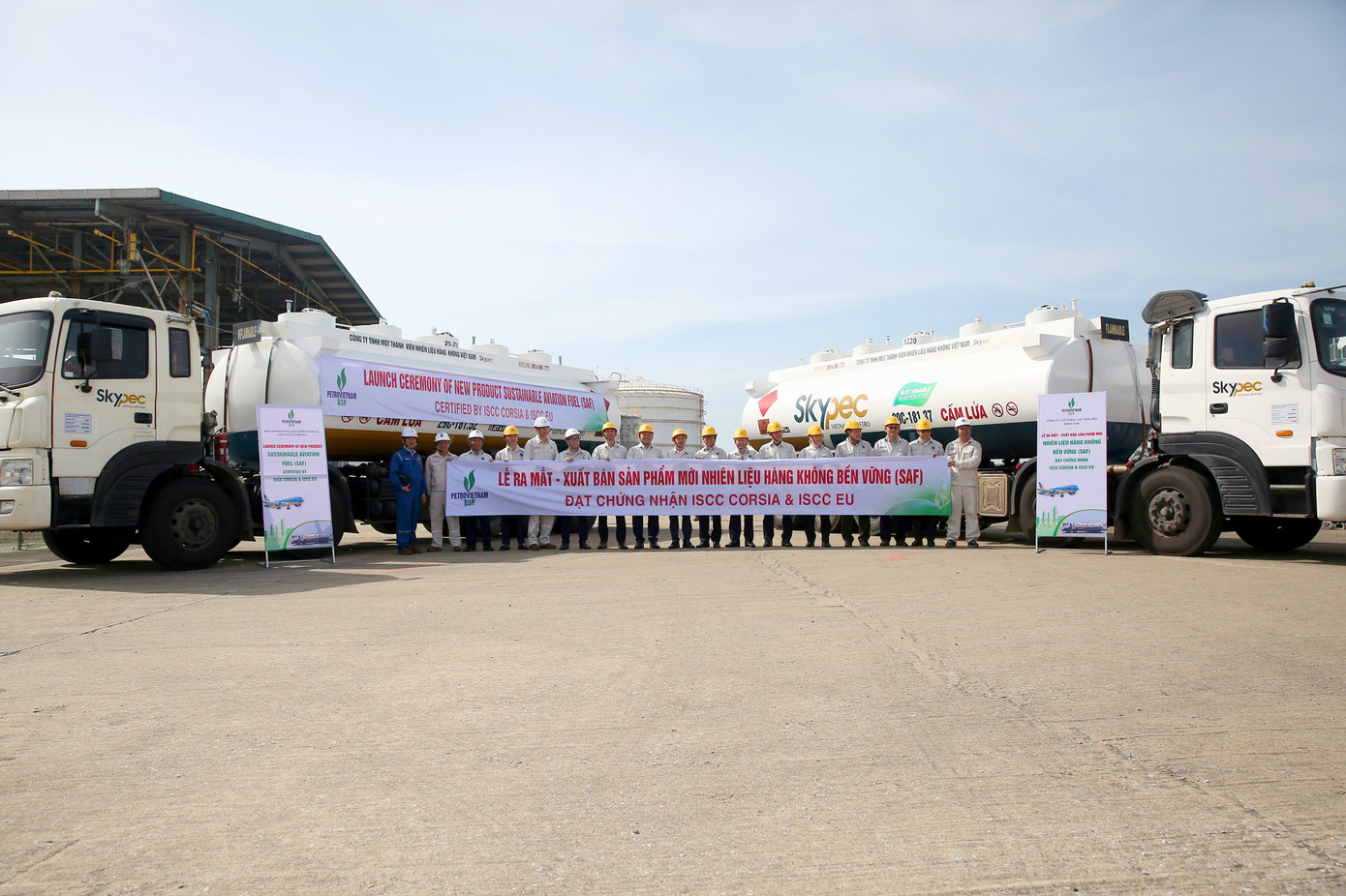 Lãnh đạo BSR và các đơn vị chụp ảnh lưu niệm khu vực xuất bán sản phẩm tại Nhà máy Lọc dầu Dung Quất. Lãnh đạo BSR và các đơn vị chụp ảnh lưu niệm khu vực xuất bán sản phẩm tại Nhà máy Lọc dầu Dung Quất.