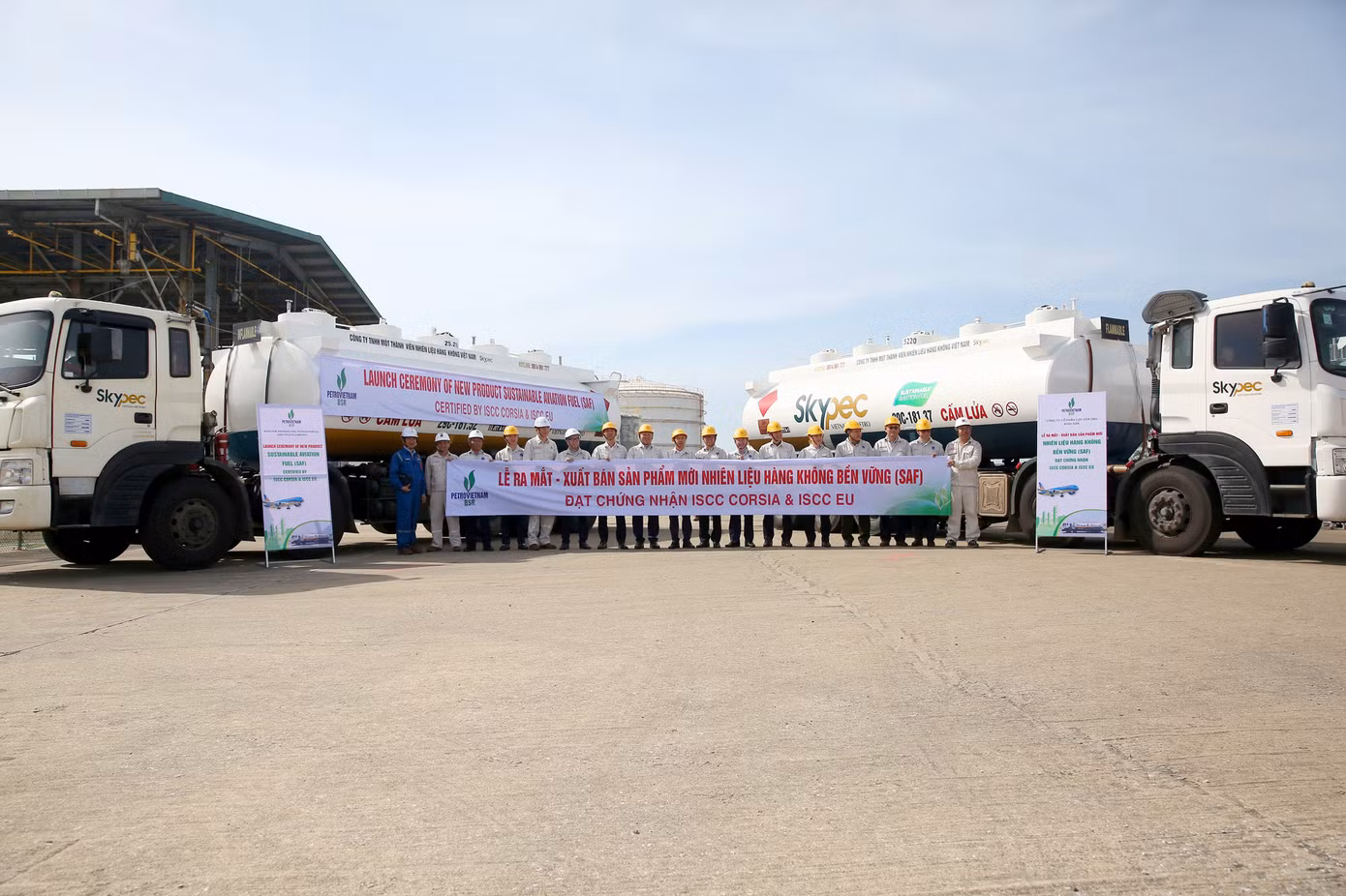 Lãnh đạo BSR và các đơn vị chụp ảnh lưu niệm khu vực xuất bán sản phẩm tại Nhà máy Lọc dầu Dung Quất. Lãnh đạo BSR và các đơn vị chụp ảnh lưu niệm khu vực xuất bán sản phẩm tại Nhà máy Lọc dầu Dung Quất.