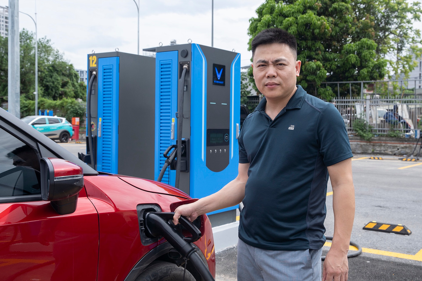 “Tôi rất vui vì nhiều trụ sạc thì xe điện tại Việt Nam sẽ phát triển mạnh”, anh Trịnh Đức Đông, chủ xe VinFast VF 5 chia sẻ. Theo anh Đông, tại trạm sạc này, thời gian sạc pin cũng nhanh hơn trước, đáp ứng được nhu cầu sử dụng hàng ngày.