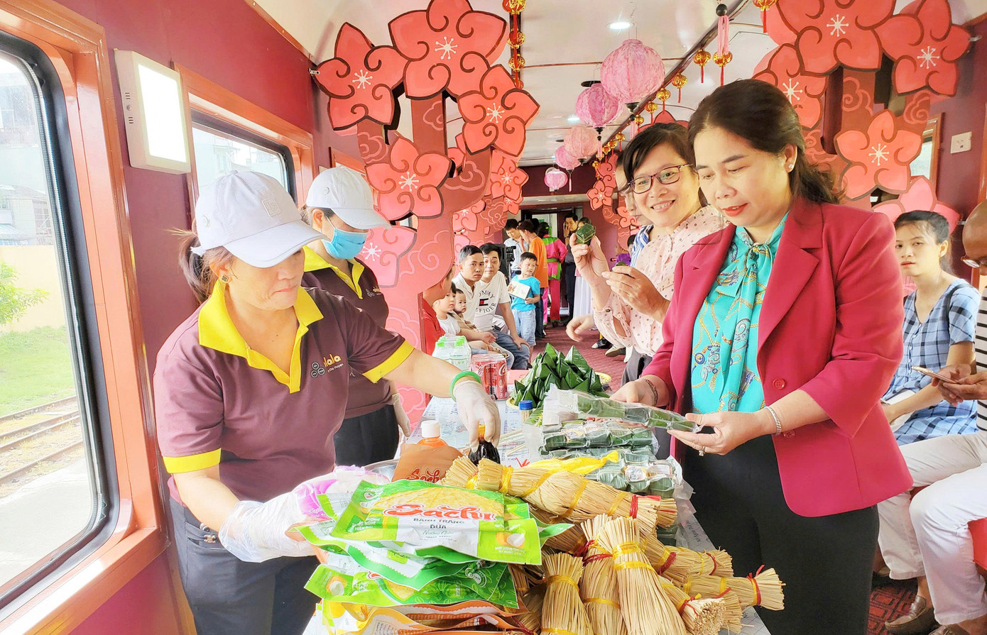 Lãnh đạo Sở VH-TT&amp;DL tỉnh Bình Định kiểm tra việc thực hiện trên các tòa tàu