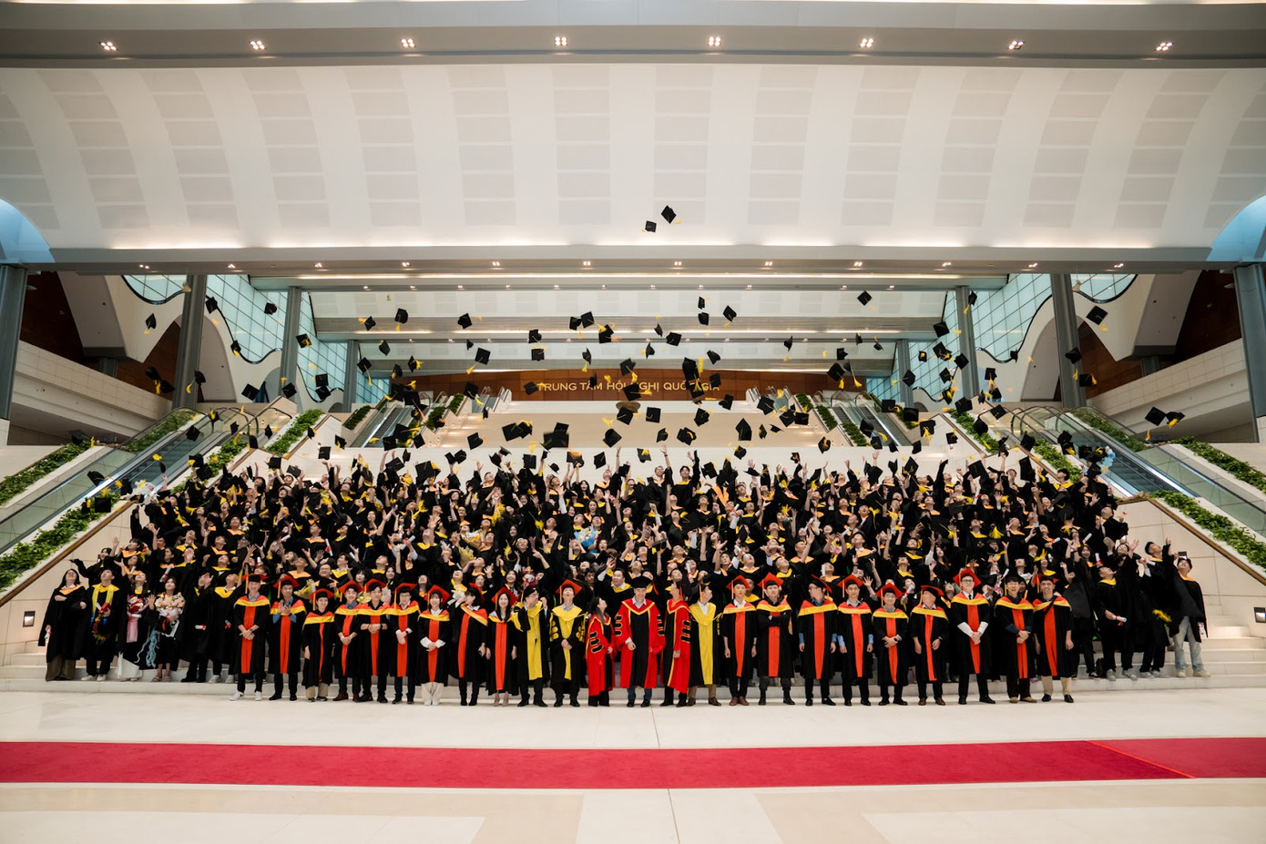 Sinh viên FPT Aptech thực hiện nghi thức tung mũ tốt nghiệp đánh dấu kết thúc hành trình 2 năm học