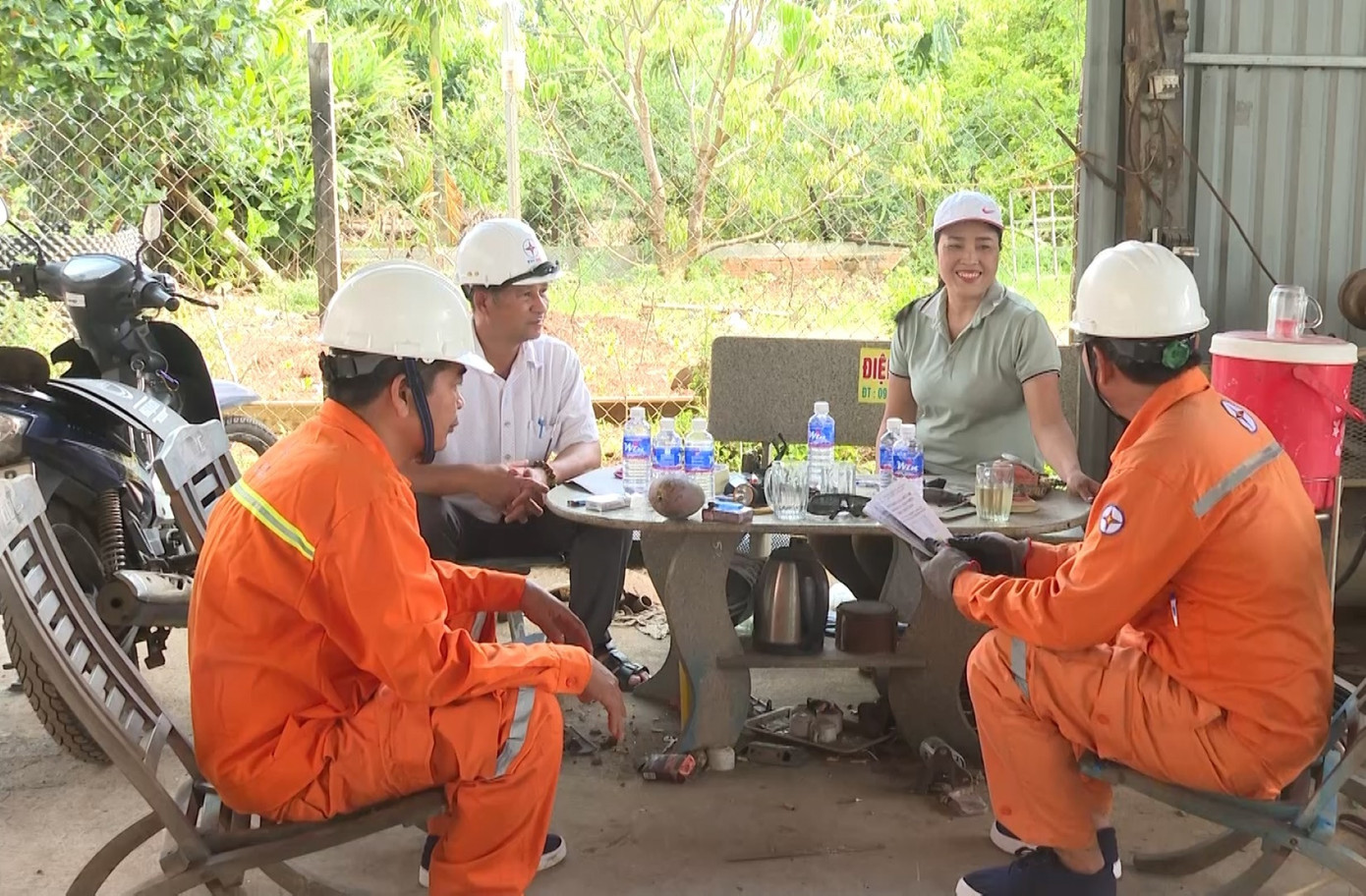 PC Đắk Nông tích cực tuyên truyền, hướng dẫn người dân tuân thủ các nguyên tắc an toàn điện PC Đắk Nông tích cực tuyên truyền, hướng dẫn người dân tuân thủ các nguyên tắc an toàn điện